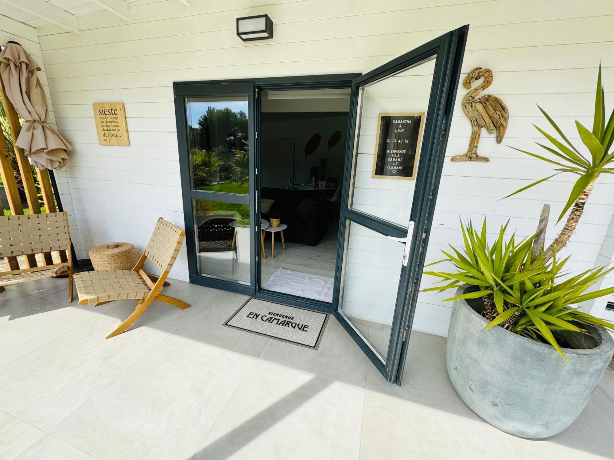 Cabane Le Flamant Avec Jardin, Piscine Et Parking Saintes-Maries-de-la-Mer Exterior photo