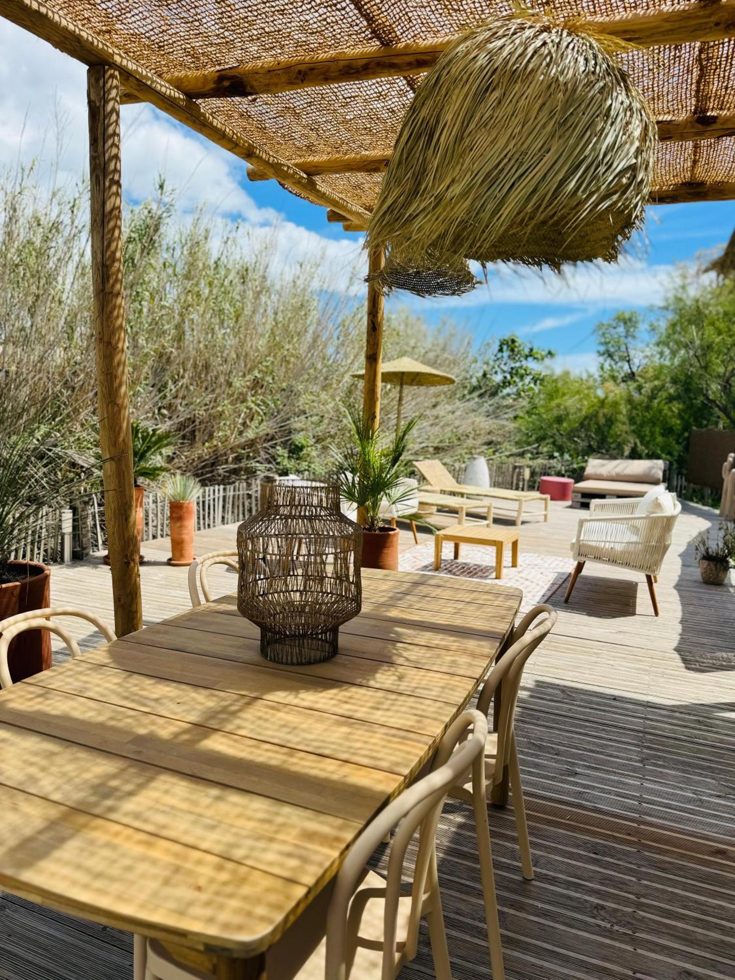 Cabane Le Flamant Avec Jardin, Piscine Et Parking Saintes-Maries-de-la-Mer Exterior photo